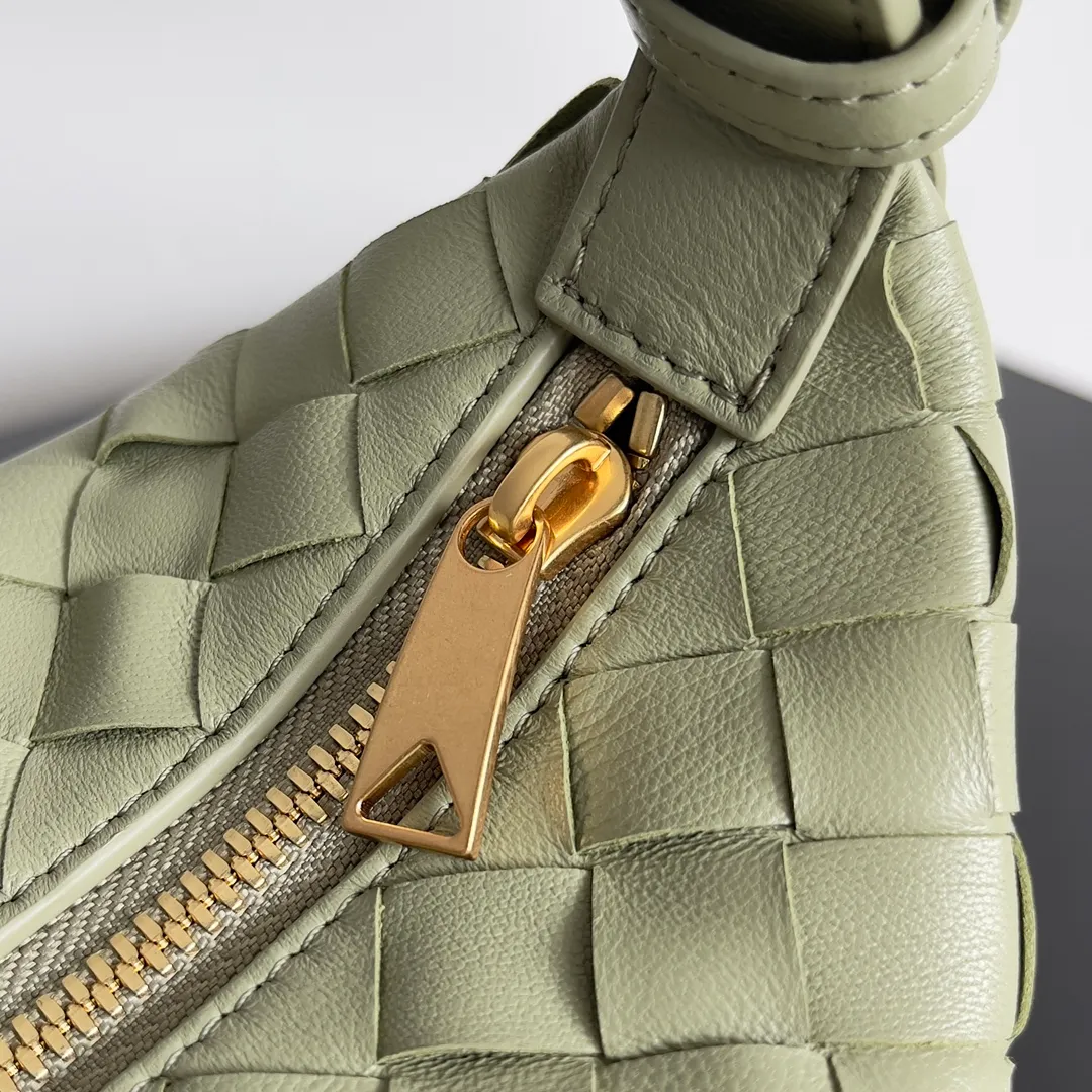 Batch 1360 It is predicted that BV Bottega’s lunch bag will be popular again this year. The entire bag is made of top nappa lambskin, which is very soft and lightweight. It also uses the intrecciato weaving process that the two founders spent several months developing from the beginning of the brand. It is completely hand-woven by Italian craftsmen. It perfectly reflects the craftsmanship of Bottega. The entire bag shape is also a very practical and popular lunch box bag type. The slightly curved arc of the bag mouth can also better fit our wrists. Style number: 754443 Size: 22*13*9